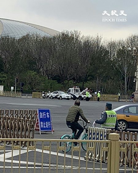 3月26日，中山公園內一直有巡邏的警車。（大紀元）