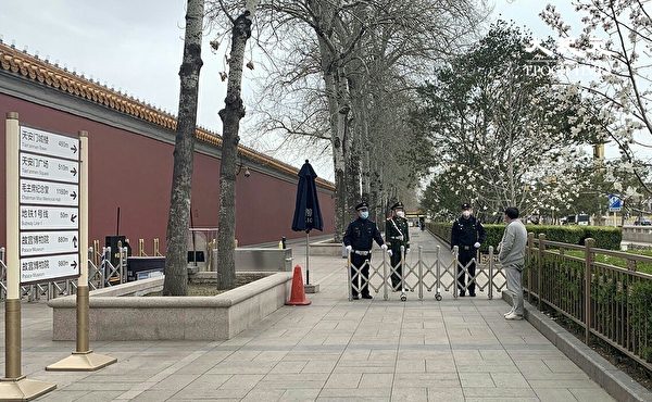 3月26日，中山公園門口的警察。（大紀元）