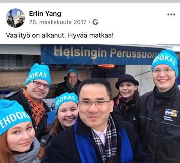 2017年3月，楊二林在正統芬蘭人選舉的攤位上。（圖片來自YLE）