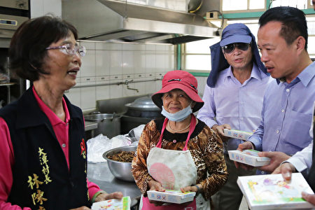 新港乡大潭村长林陈麦(左1)与县长翁章梁(右1)谈创意食堂。
