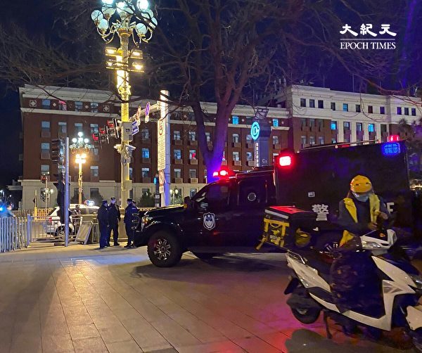 3月26日入夜，天安門巡邏的警察和警車非常多。（大紀元）
