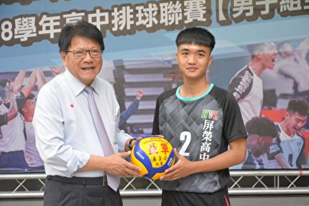 潘孟安接見奪得排球聯賽亞軍的屏榮高中男排隊。
