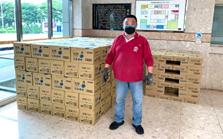 金車集團捐贈100箱白金罐裝咖啡，及200箱波爾礦泉水予北榮桃分院，為第一線防疫人員加油打氣。