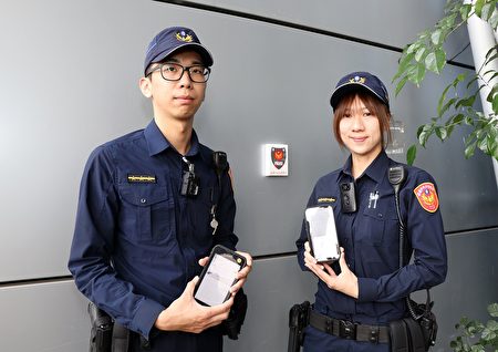  長榮派出所警員李東潤與李育齊現場示範加入「守望」功能的「嘉e巡簽」。