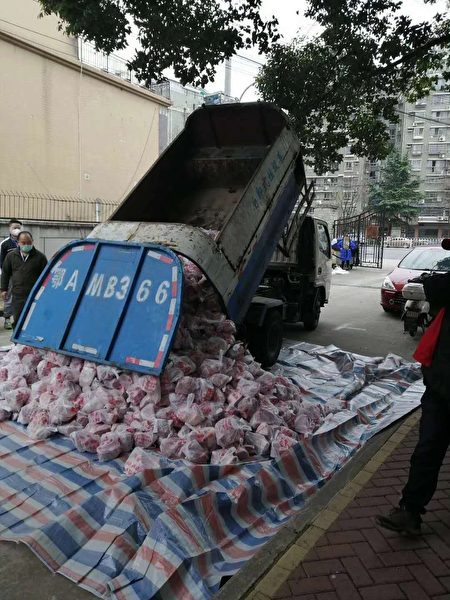 武汉民众爆料当地用垃圾车等运送肉等物资。（网络图片）