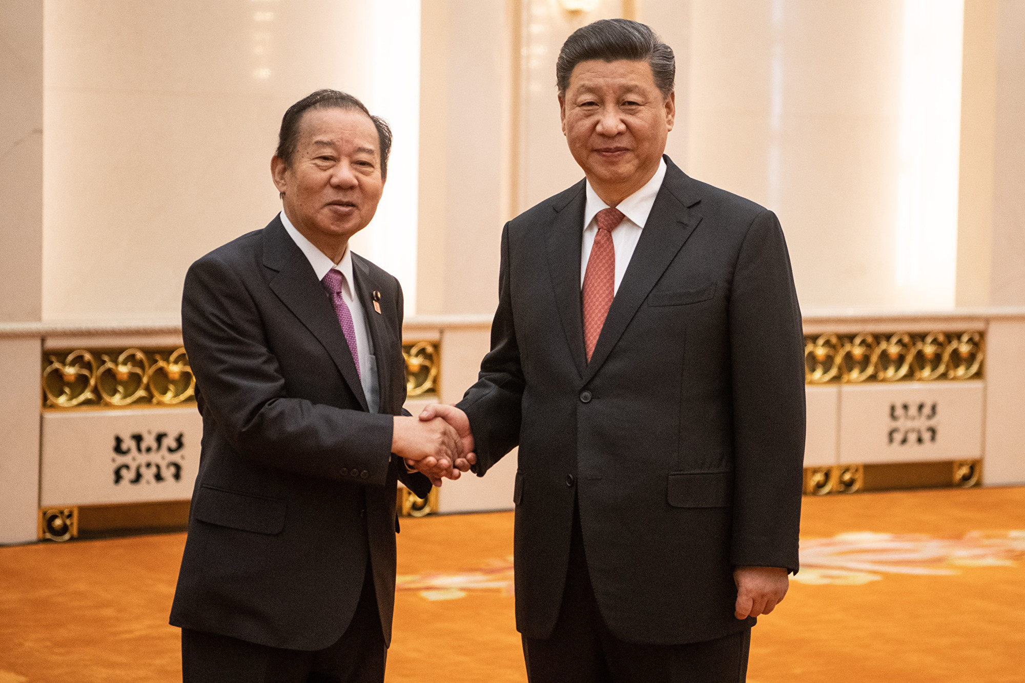 安倍政府之所以從經濟利益上快速靠近中共,與親共議員二階俊博緊密相關,二階是日本政壇二號人物,在多種公開場合從不避諱親共的立場。圖為2019年4月24日,二階俊博(左)在北京與習近平會面。(Fred Dufour - Pool/Getty Images)