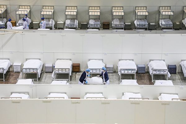 圖為武漢一處方艙醫院。（STR/AFP via Getty Images）