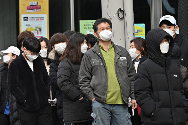 2020年2月27日，韩国大邱市居民排队购买口罩。(Photo by JUNG YEON-JE/AFP via Getty Images)
