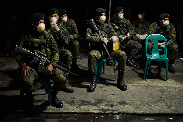 3月15日，菲律宾警方持枪封锁马尼拉。（Jes Aznar/Getty Images）