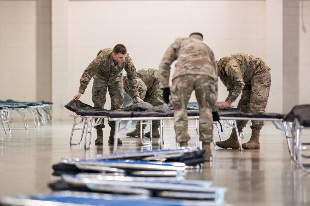美国陆军国民警卫队架设临时病床。(1st Class Zachary Holden/U.S. Army National Guard via Getty Images)