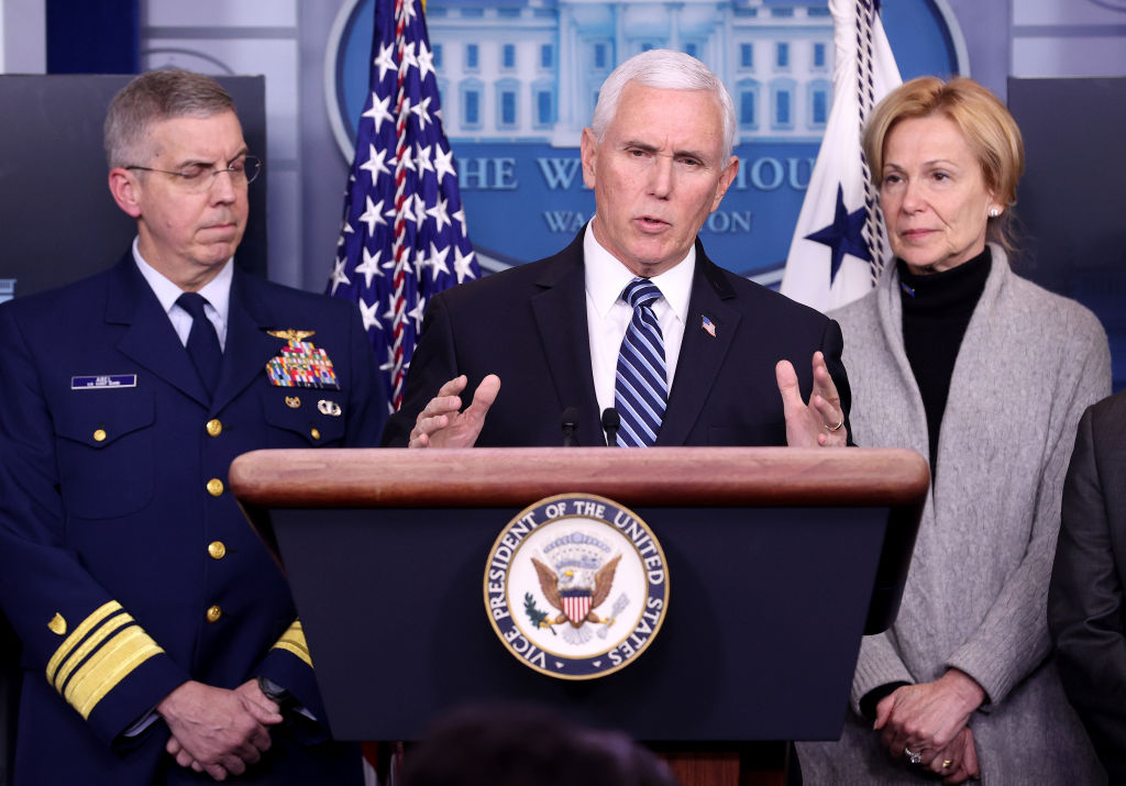 圖為美國副總統邁克·彭斯(Mike Pence)和病毒特別工作組成員於2020年3月6日在白宮舉行新聞發布會。(Win McNamee/Getty Images)