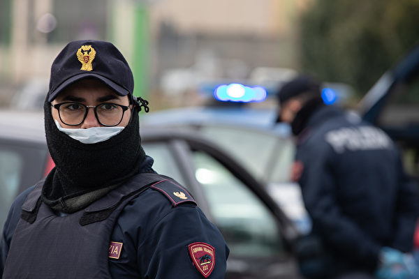  圖為意大利舉國封鎖令下的米蘭警察。（攝於2020年3月10日）（Emanuele Cremaschi/Getty Images）