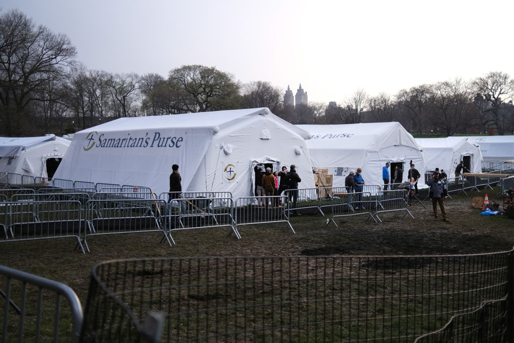 纽约市中央公园东梅多(East Meadow)的野战医院已经在2020年3月30日建成,将在周二(3月31日)投入使用。(Spencer Platt/Getty Images)