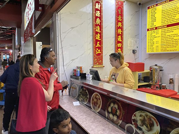 圖：省議員康安禮與朋友一起，在麗晶廣場就餐購物，表達對其選區客戶的支持。（Eugene Tseng提供）