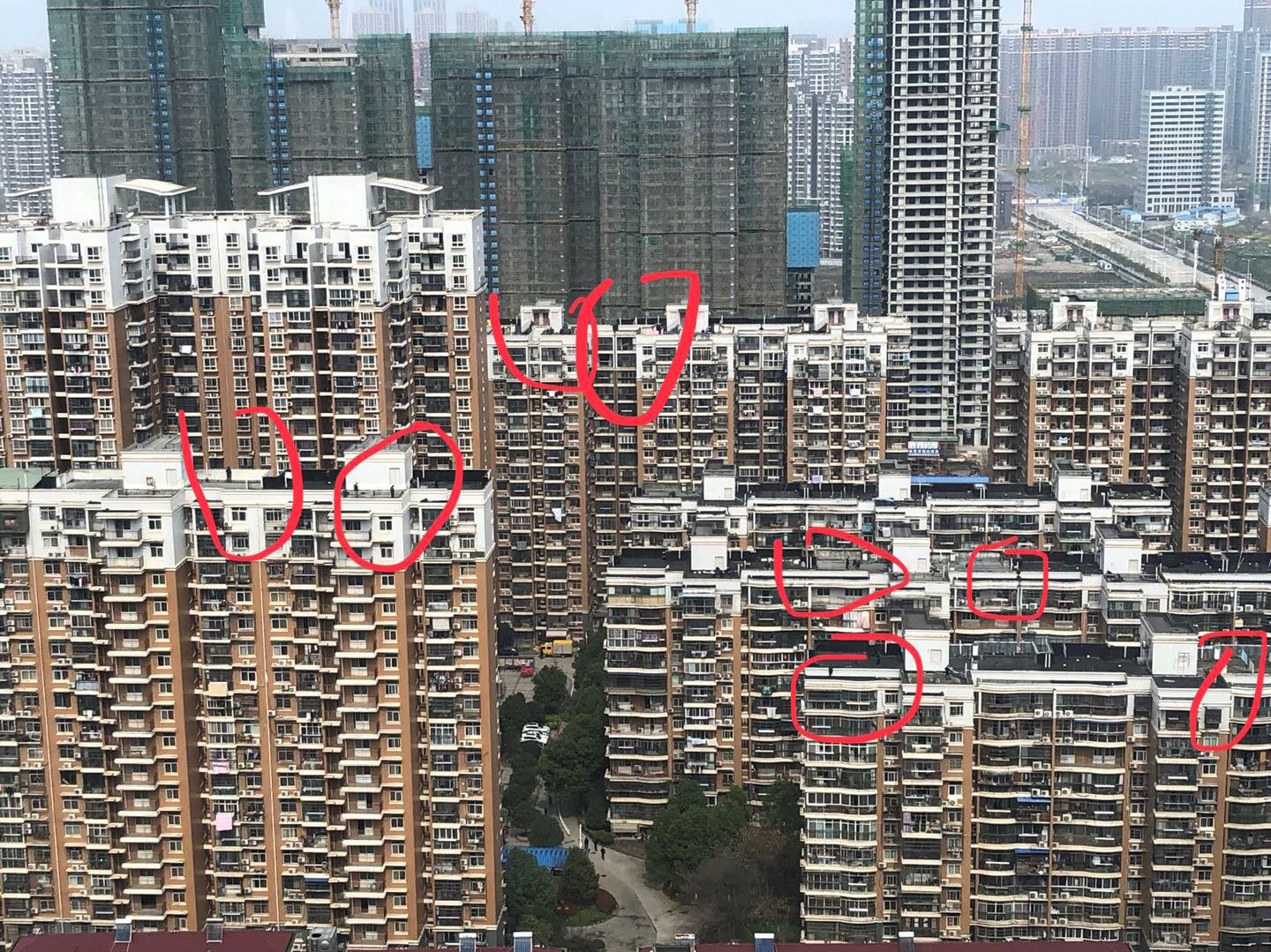 習近平進入的小區附近樓房屋頂布防了大批人員及狙擊手。(影片截圖)