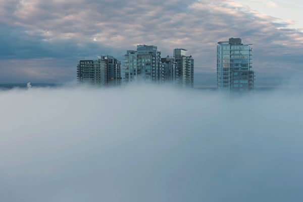 大温哥华的本拿比，3月6日早上被大雾锁定。（大纪元）
