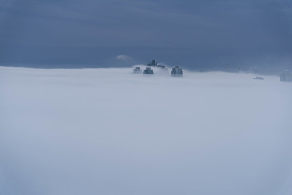 大温哥华的本拿比，3月6日早上被大雾锁定。（大纪元）