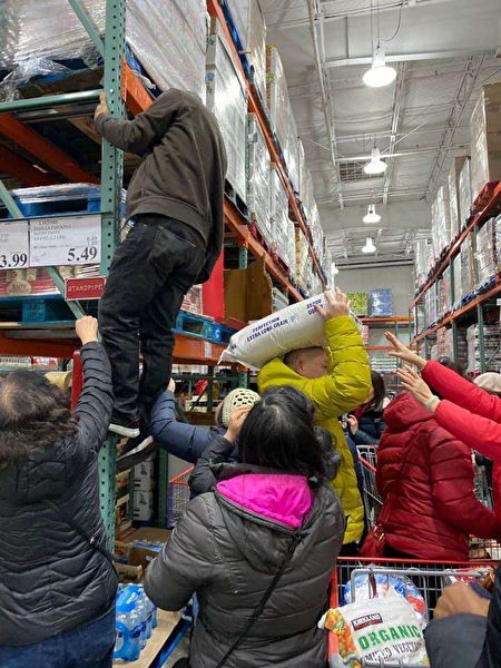 圖：溫哥華各地突顯搶購風，一些民眾擔憂新冠肺炎擴大，湧入超市搶購貨品。（網友提供）