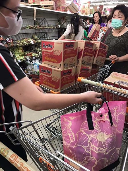 印尼雅加达某超市华裔印尼人扫货的情况。（知情人提供）