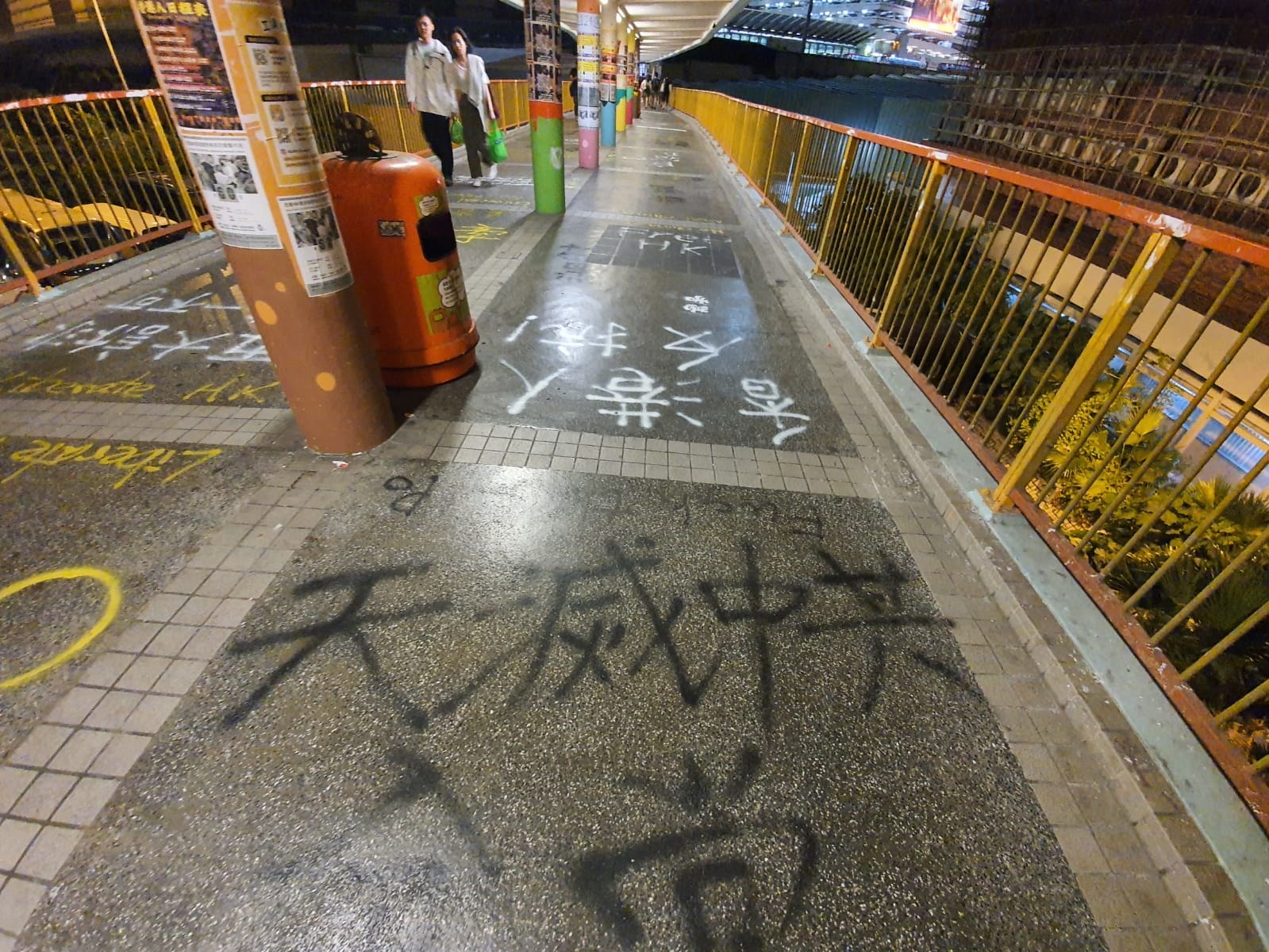2019年11月2日,在香港紅磡地鐵外的行人天橋,「天滅中共」的噴字。(孫明國/大紀元)