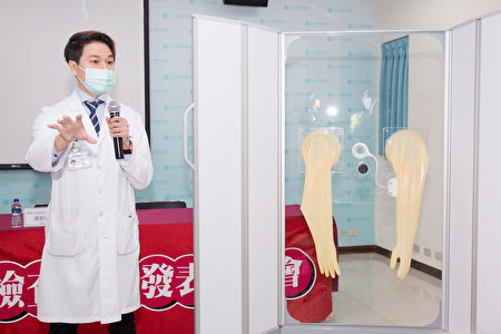 童綜合急診部魏智偉主任介紹移動式檢查屏風的使用方式。
