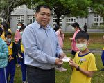 家长会发额温卡 强化家庭宣导社区防疫