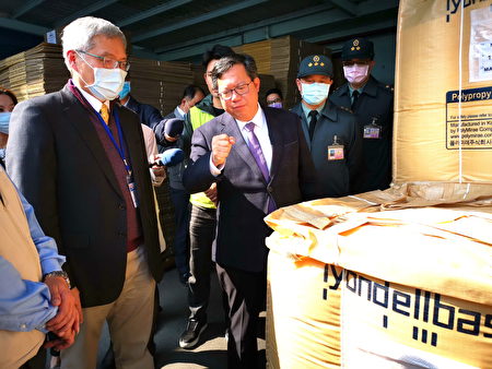 桃园市长郑文灿（中）感谢敏成公司自1月30日开工后就配合政府防疫政策，产线全开24小时不停机生产。