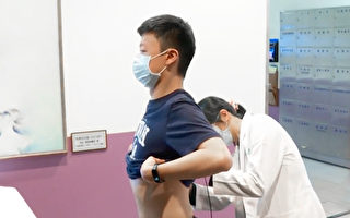 台灣大學研發出肺炎行動篩檢儀，可將中共肺炎快篩時間縮短至30秒，甚至找出無症狀肺炎患者。（新唐人亞太電視台）