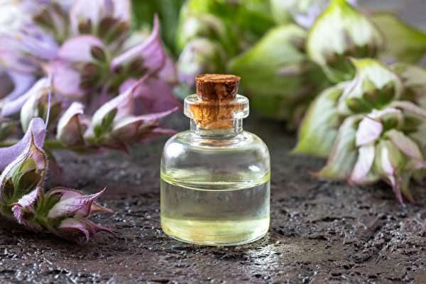 將快樂鼠尾草精油製成沐浴鹽、沐浴露、洗髮用品和沐浴油，有助安定情緒。(Shutterstock)