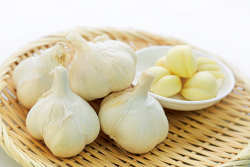 比起白皮大蒜,紫色皮的大蒜味道浓郁,而且杀菌力更强。(fotolia)