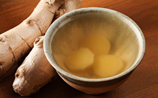 發燒時，用簡單的食物熬湯飲，可以促排汗退燒。(Shutterstock)