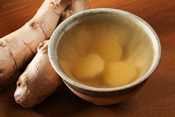 发烧时，用简单的食物熬汤饮，可以促排汗退烧。(Shutterstock)
