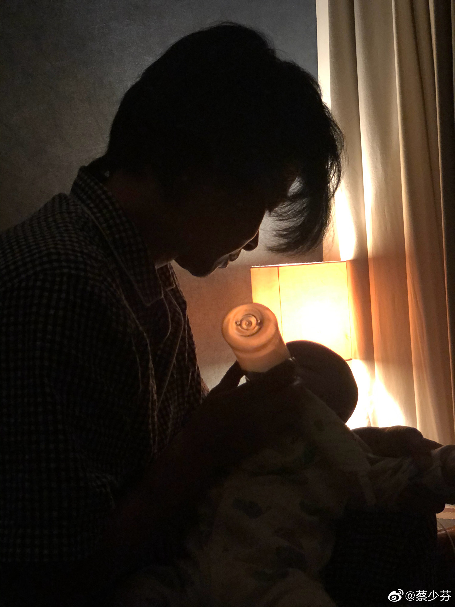 張晉半夜給兒子餵奶。(<a href="https://www.weibo.com/adachoi?is_hot=1#_rnd1583531389465" target="_blank" rel="noopener noreferrer">蔡少芬微博</a>)
