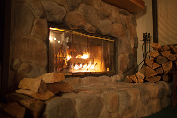 燃烧柴火时，暖炉内侧的砖块或石头，因热而产生的远红外线。(Shutterstock)