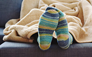 现体温较低、手脚冰冷代表血液循环不好，血液循环会影响免疫系统。(Shutterstock)