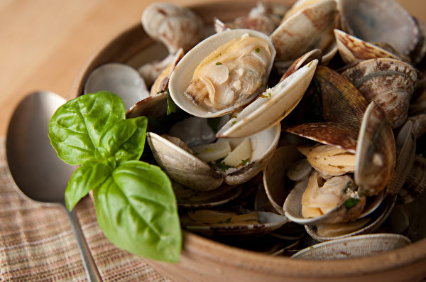 蛤蜊被称为“百味之冠”，味美价廉、营养丰富，中医认为蛤蜊能养胃、改善糖尿病。(Shutterstock)