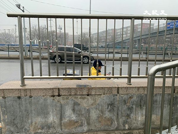 2月29日，北京不少地區管控升級，街上有快遞小哥送貨。（大紀元）