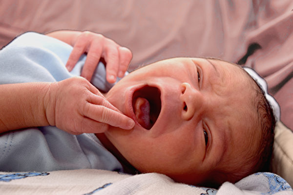 舌繫帶過短，會影響孩子以後說話或發音嗎？是否需要手術剪開？(Shutterstock)