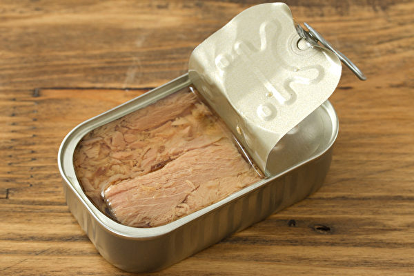 罐头因储存时间长，在疫情期间是囤粮必备，但要怎么吃得营养健康？(Shutterstock)