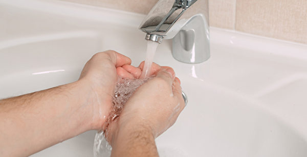 口罩並非萬能，正確洗手可能更為重要。(Shutterstock)
