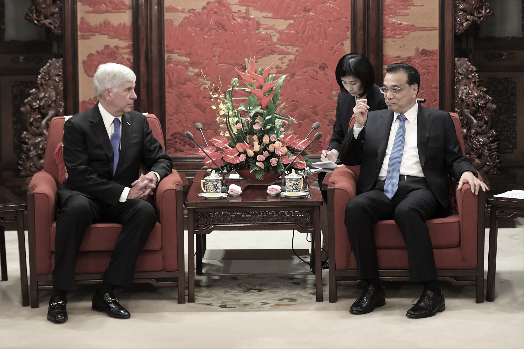 連續8年每年率團訪中的前密西根州長里克·斯奈德(Rick Snyder,左),促成了「密西根-中國(中共)創新中心」建立,以吸引中資投資該州。圖為斯奈德2017年8月1日訪問北京。(WU HONG / POOL / AFP)