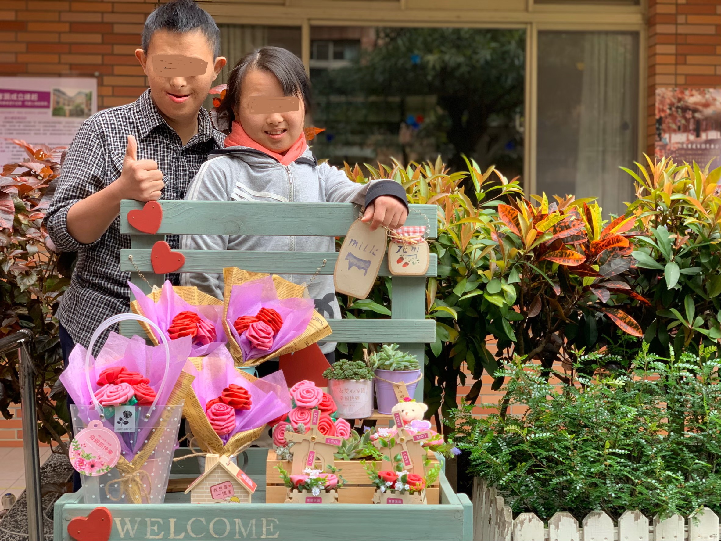 憨儿献花感恩医护辛苦了为抗疫英雄打气 大溪仁友爱心家园 大纪元