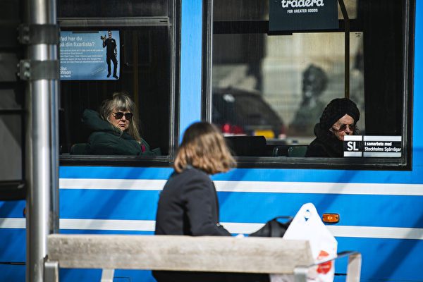 2020年4月4日，中共病毒在瑞典肆虐，人們搭乘斯德哥爾摩的公車。（JONATHAN NACKSTRAND/AFP via Getty Images）