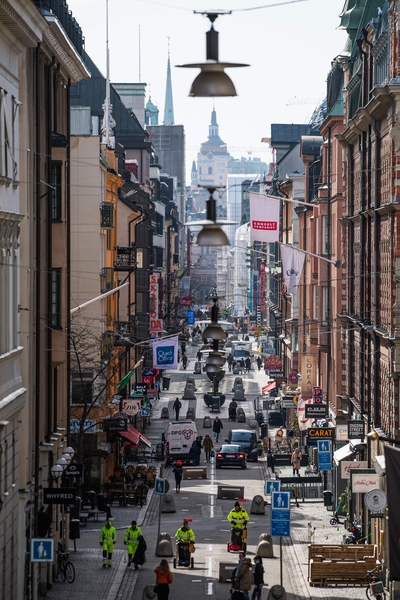 2020年4月6日，中共病毒在瑞典肆虐，斯德哥爾摩熱鬧的王后大街。（JONATHAN NACKSTRAND/AFP via Getty Images）