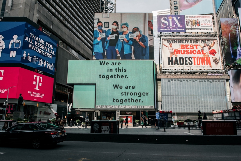 2020年4月17日,纽约时代广场,写着“We are in this together. We are strenger together.”为前线抗疫的人员致谢的看板。 (Scott Heins/Getty Images)