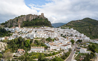 组图：西班牙南部白色小镇创奇迹 零确诊
