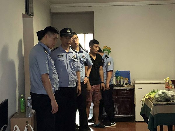 北京警察在張秋莎家中抄家。（明慧網）