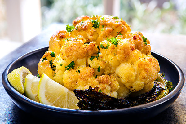 Roasted whole cauliflower. （Shutterstock）