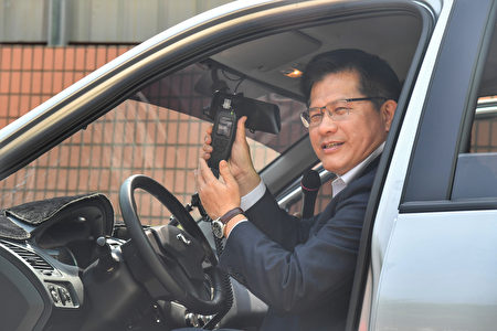 交通部長林佳龍（圖）14日在台北一家科技廠商視察通稱「酒精鎖」的車輛點火自動鎖定裝置，親自測試酒精鎖功能，必須通過檢測才能發動車子。