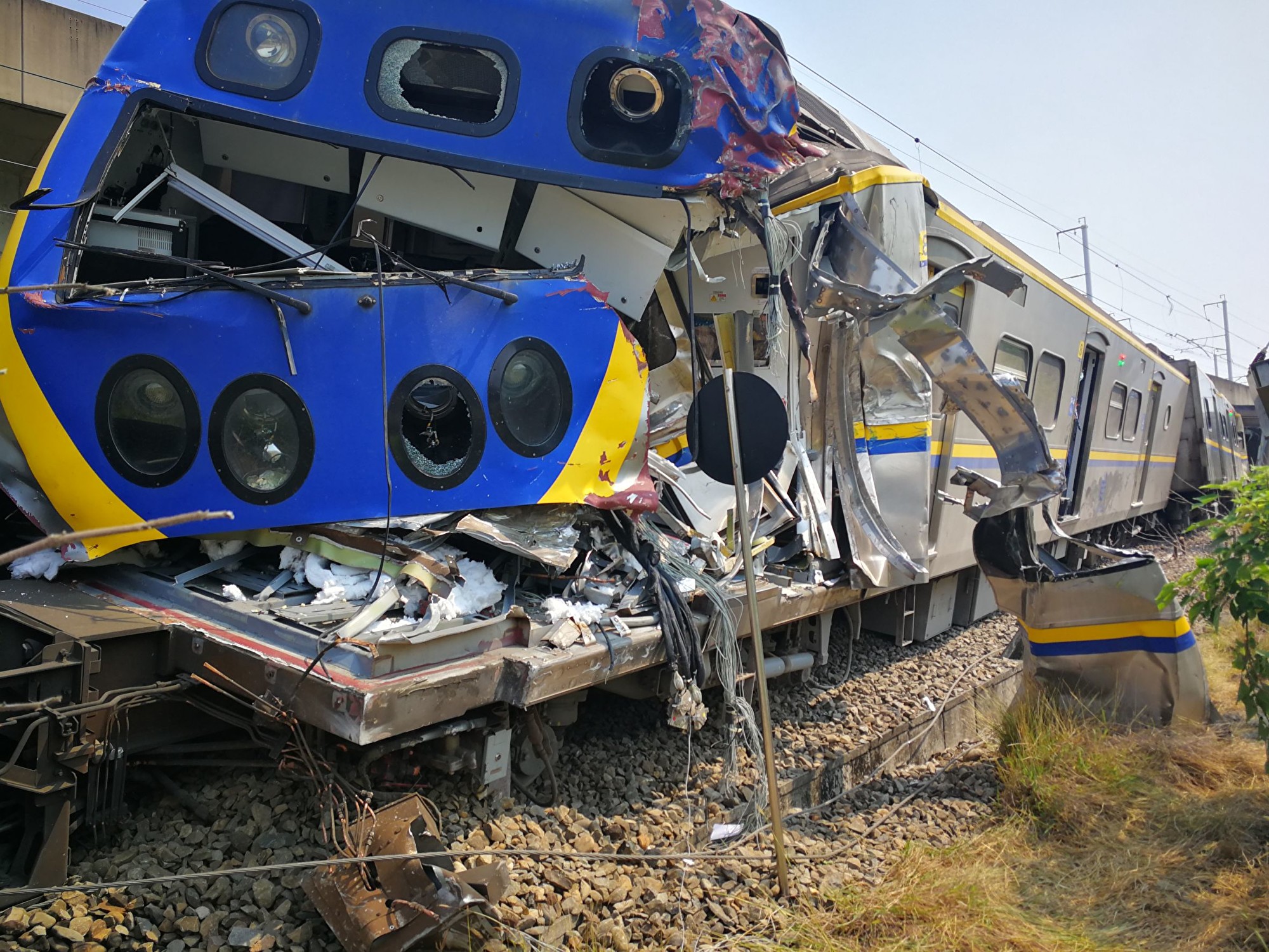 高雄火車與入侵平交道的聯結車相撞4人受傷 台鐵 區間車 出軌 大紀元